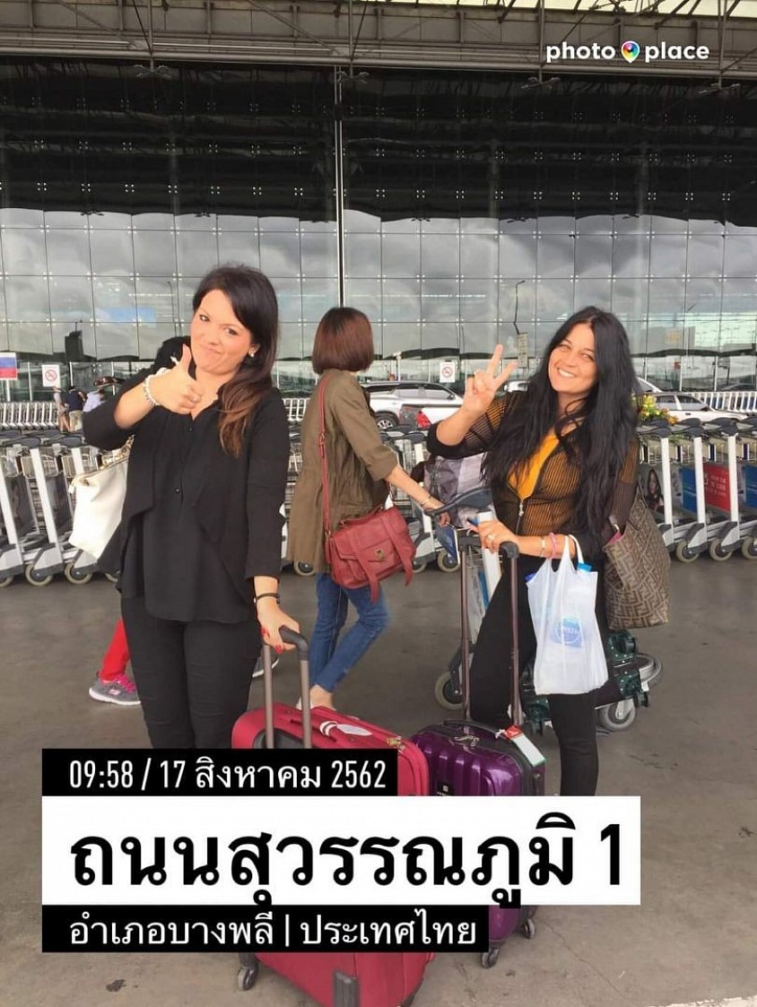 ผู้โดยสารพร้อมกระเป๋าเดินทางบริเวณสนามบินสุวรรณภูมิ บริการแท็กซี่รับส่งสนามบิน